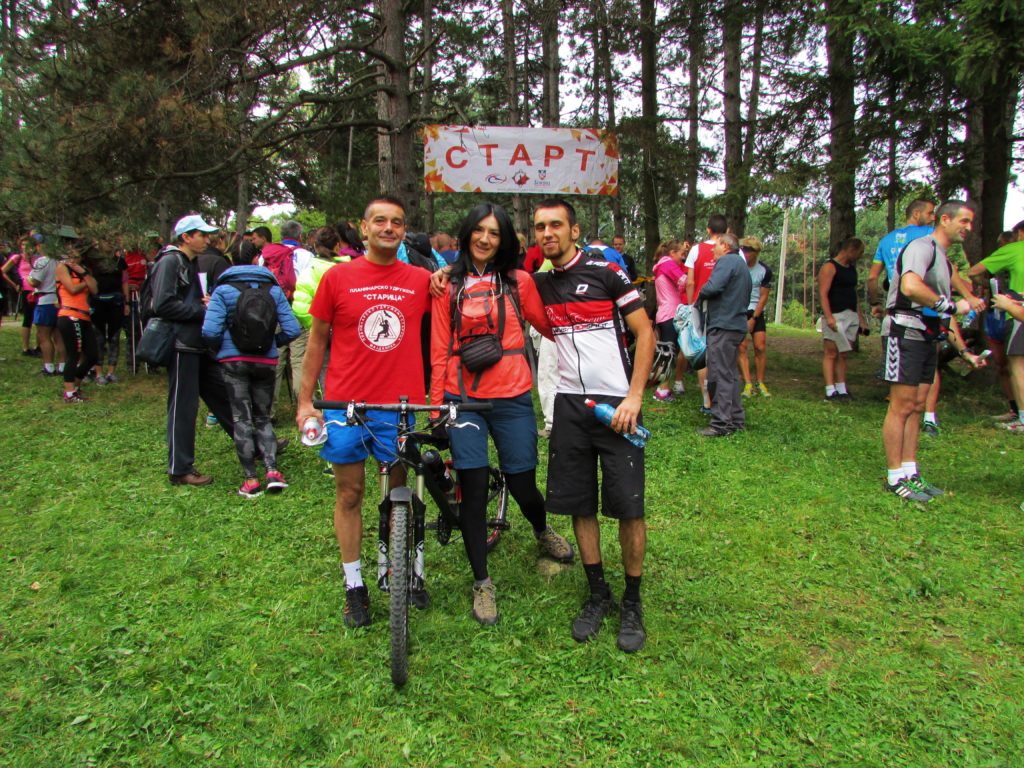 Ispred planinarskog doma na Rajcu