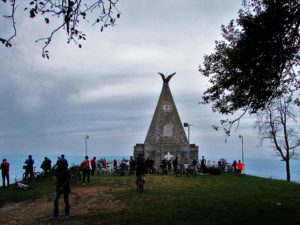 Ispred Spomen kosturnice na Gučevu