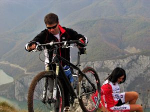 U prvom planu Njegovo Visočanstvo, KTM Konstantin Veličanstveni