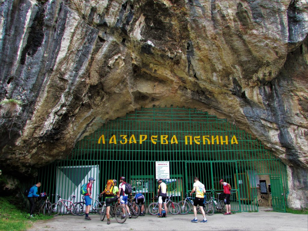 Freebikeri ispred Lazareve pećine