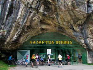 Freebikeri ispred Lazareve pećine