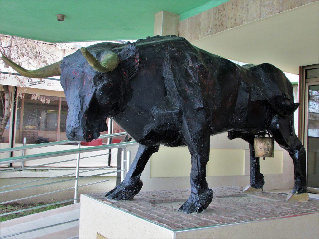 Skulptura bika ispred hotela "Srbija" u centru Vršca