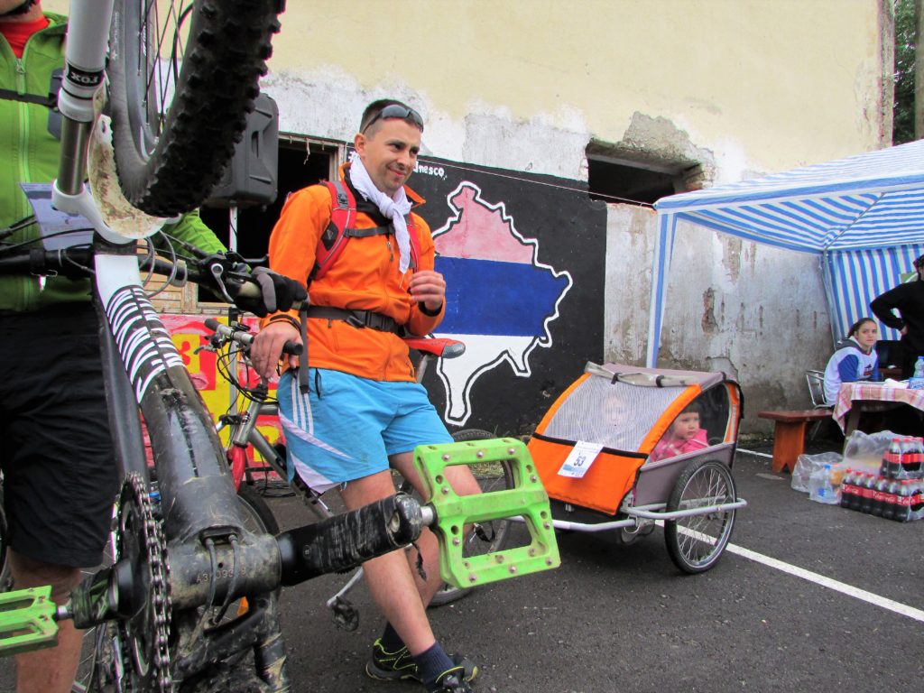 Jedan odvažni tata sa pojačanjem pred start mtb krosa "U srcu Šumadije"