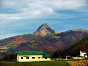 Na putu za Maglič-grad, pauza i pogled na Ostrvicu