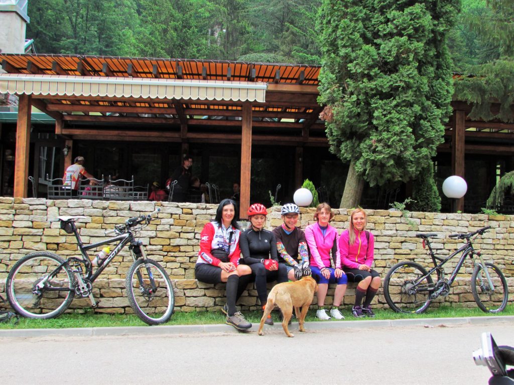 Ženska freebikerska ekipa pred polazak u vožnju