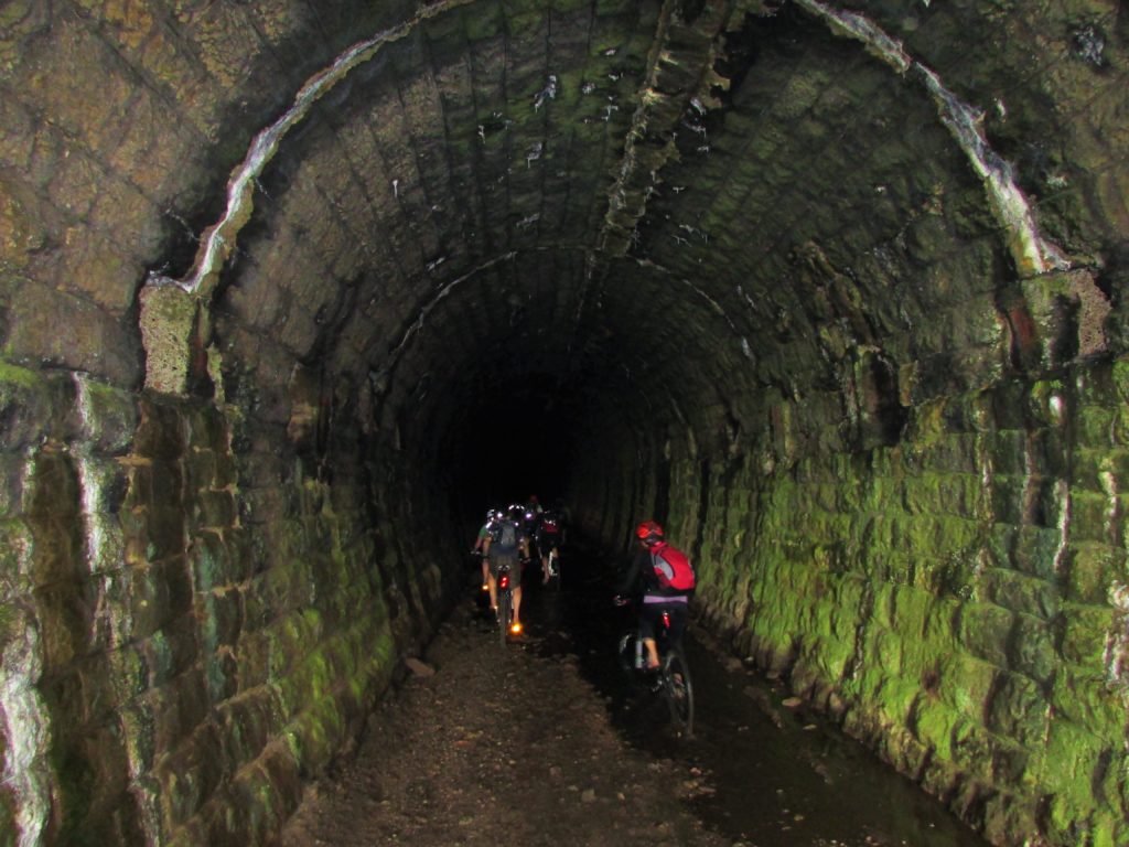 Vožnja kroz tunel, kojim je nekad prolazila pruga uskog koloseka, na svom putu prema Zaječaru