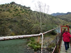 Prelazak preko visećeg mosta na Ibru