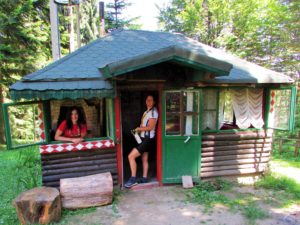 Ispred čarobne kućice na Boranji