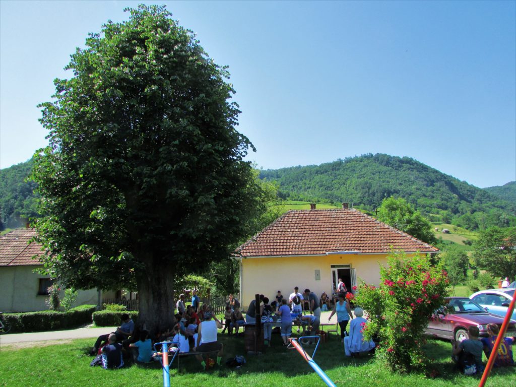 U dvorištu škole u Donjoj Trešnjici 