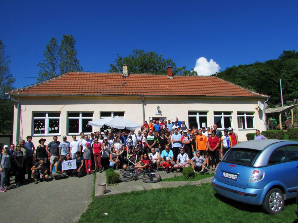 Zajednička fotografija ispred škole u Donjoj Trešnjici