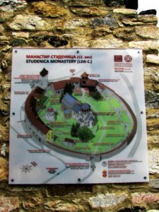Tabla na zidinama manastira Studenica