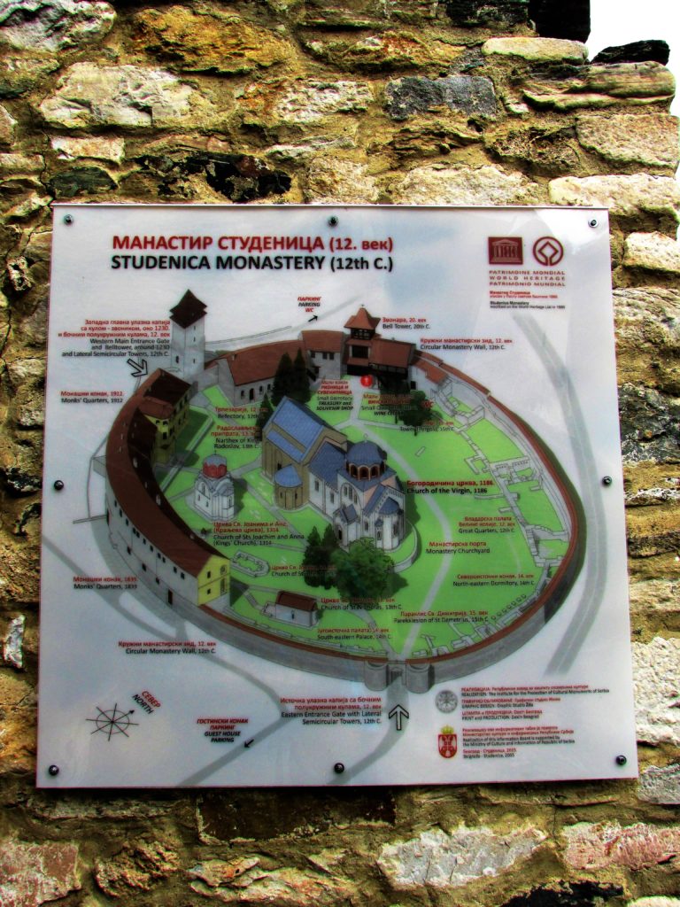 Tabla na zidinama manastira Studenica