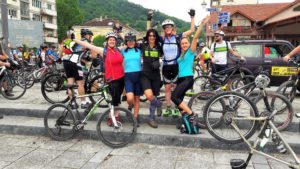 Vesela petorka u Guči, pred polazak u drugi dan maratona