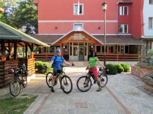 Ispred Doma učenika srednjih škola u Kraljevu