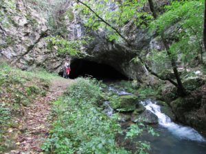Na ulazu u Degurićku pećinu