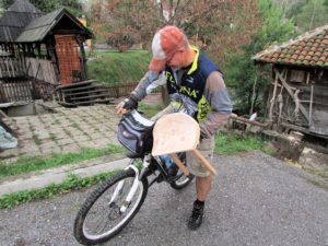 Tronožac s pečatom tradicije