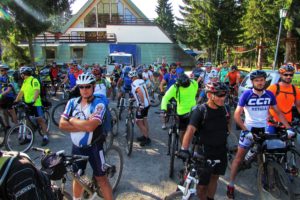 Ispred hotela "Panorama" u Novoj Varoši, predl polazak u IV mtb Čiker-dan