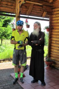 Ispred manastira Sv. Kozme i Damjana, na Zlataru: monah Gavrilo i naš prijatelj Milan