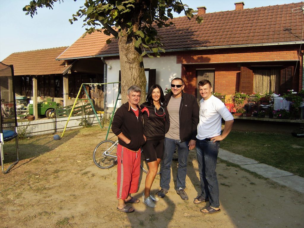 Moj brat, i naša braća od ujaka, u dvorištu u kojem smo odrastali