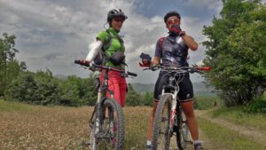 Ranka i ja po prelasku na makadamski deo puta prema Nikšiću