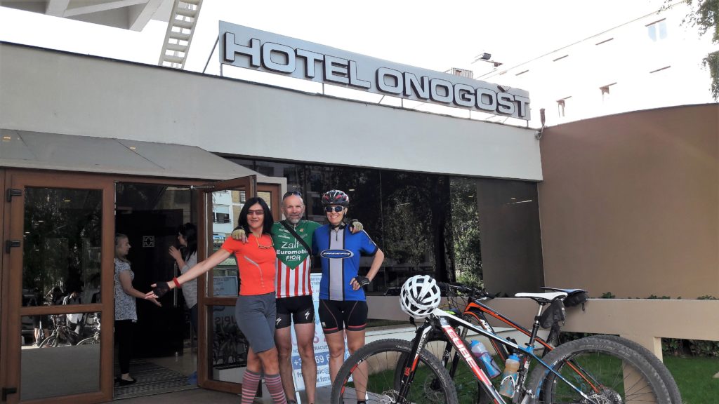 Čiker-maratonci poziraju ispred hotela Onogošt u Nikšiću