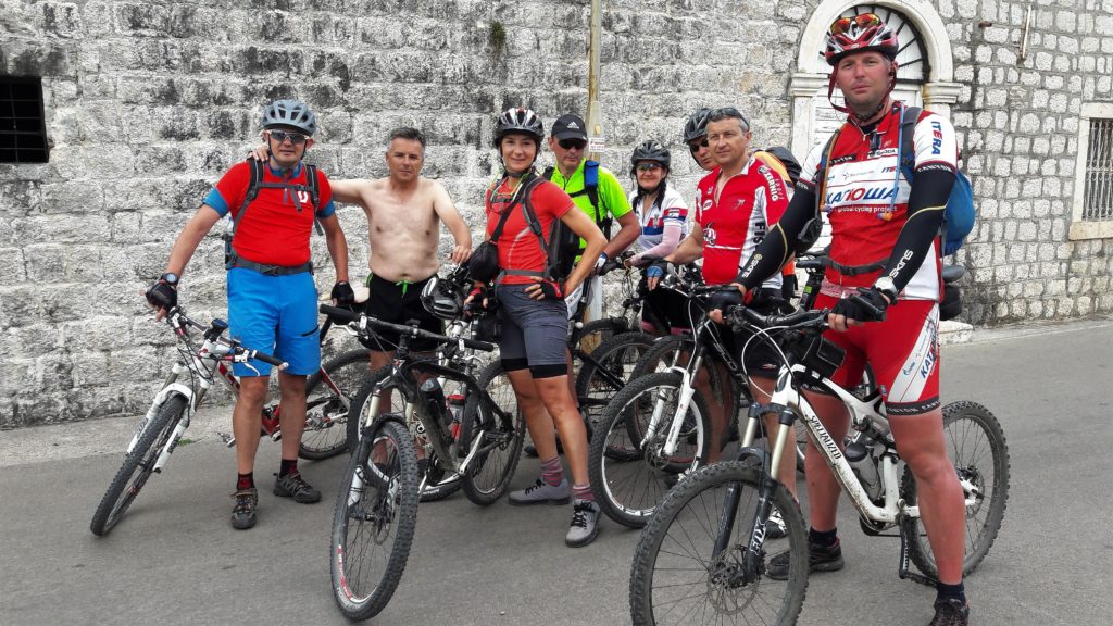U Perastu je grupu maratonaca sačekao Golub, organizator maratona
