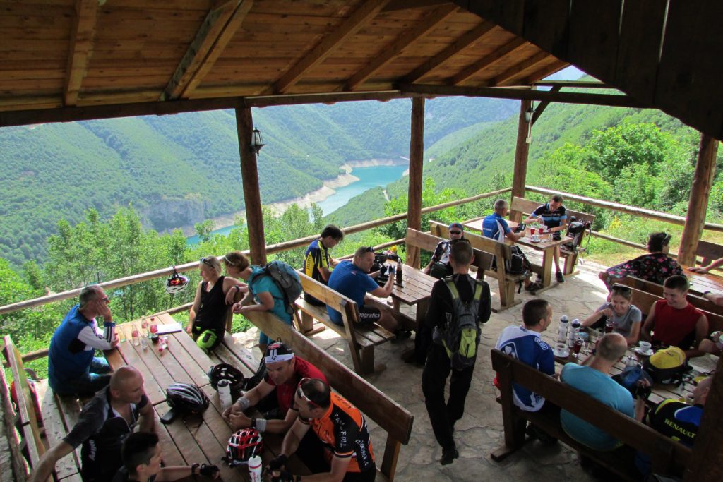 Restoran "Koliba Izlazak", pogled sa kaskadne terase na kanjon Pive