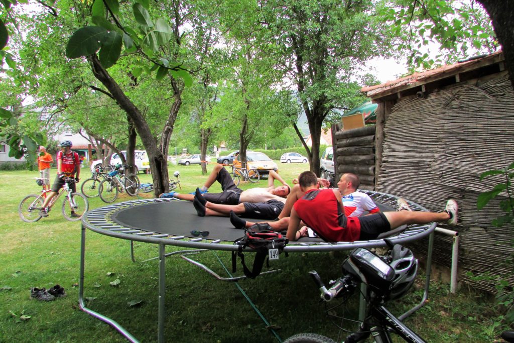 U bašti restorana "Riverside Maksimović"