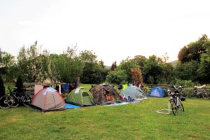 Kampovanje u okruženju restorana "Riverside Maksimović"