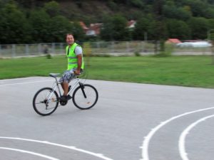 Mikijev brat, i,... Pogledajte kako vozi, malo naopako, zar ne?! Ili je to njemu normalno..