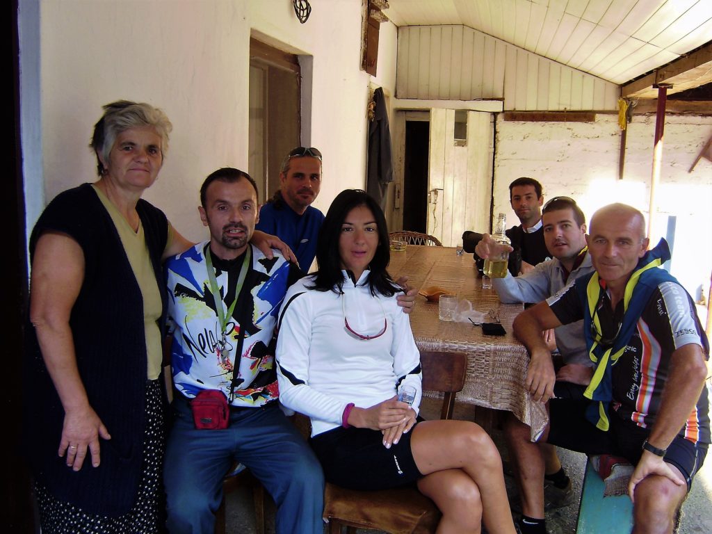 Buđenje i kafa s ratlukom i čašicom domaće kod gazdarice Milenije