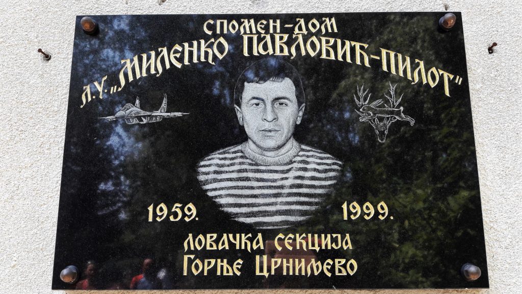 Ispred spomen-doma Milenko Pavlović - Pilot, u Gornjem Crniljevu