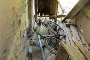 Zaboravljeni bicikl u staroj vodenici