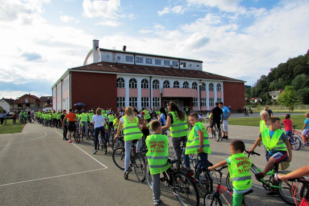 Start biciklističkog defilea ispred OŠ "Petar Vragolić" u Ljuboviji