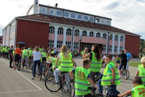 Start biciklističkog defilea ispred škole "Petar Vragolić" uLjuboviji