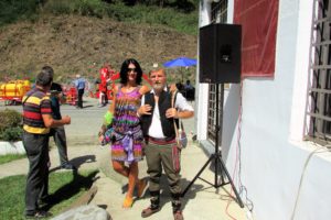 Sa Zoranom, stihopiscem, ispred Muzeja Osečina