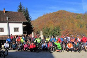 Zajednička fotografija ispred motela "Radočelo" u Milićima,odakle smo krenuli u dvodnevnu MTB avanturu