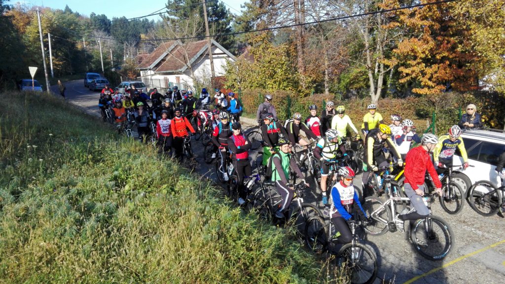Zajednička fotografija pred start Jesenjeg MTB fruškogorskog maratona 2016.