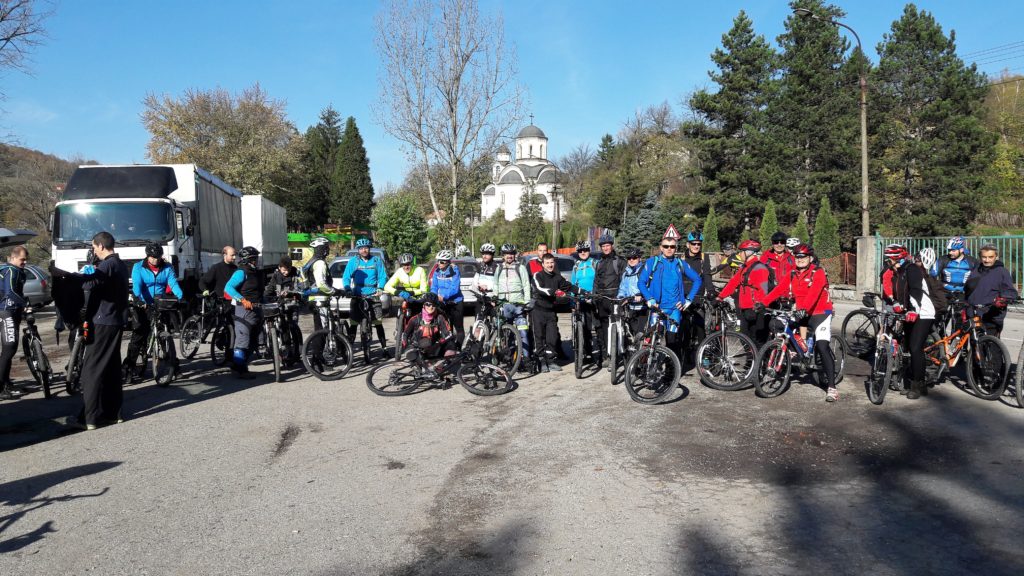 Start vožnje iz sela Resavica. U pozadini se vidi crkva posvećena Svetom Pantelejmonu