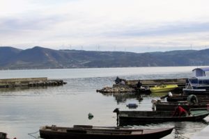 Golubac na Dunavu, i ribari koji se spremaju za još jedan radni dan. S druge strane Dunava je Rumunija, i na slici se vide čuvene vetrenjače