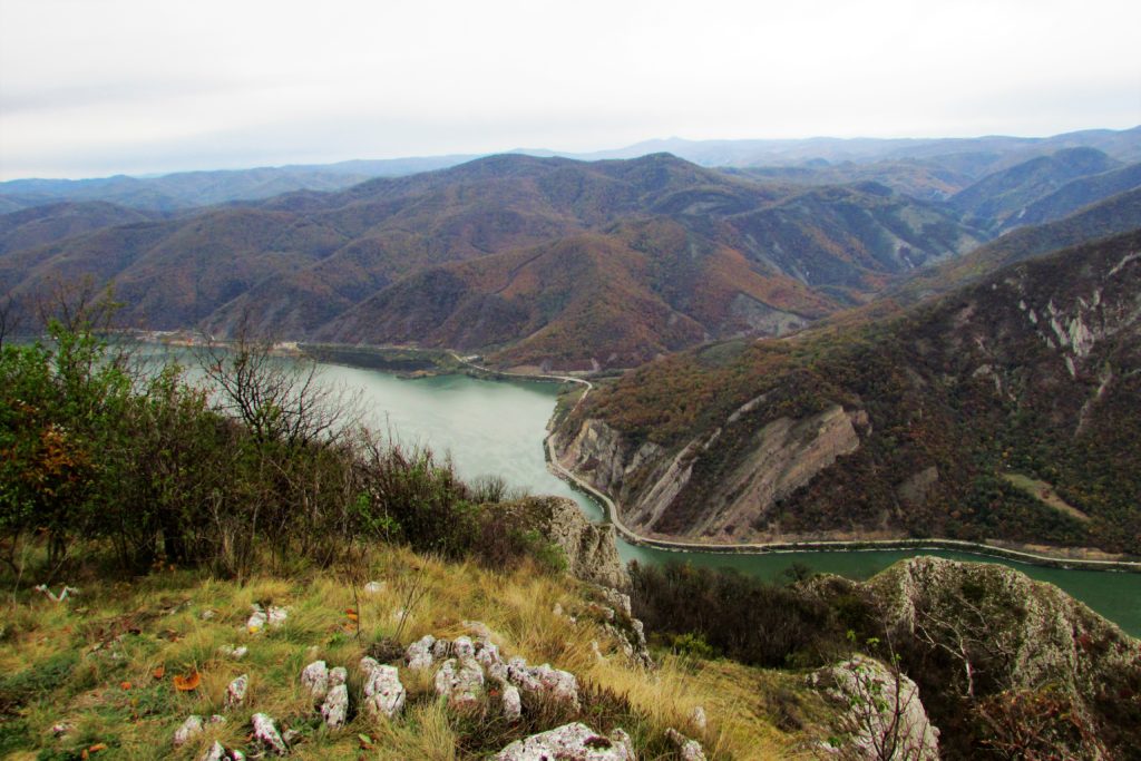 Pogled na Dunav i klisuru Gospođin vir, sa Sokolovca, 626 mnv