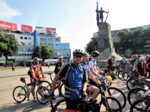 Okupljanje na kraljevačkom gradskom trgu pred polazak u I Čiker Maraton dan