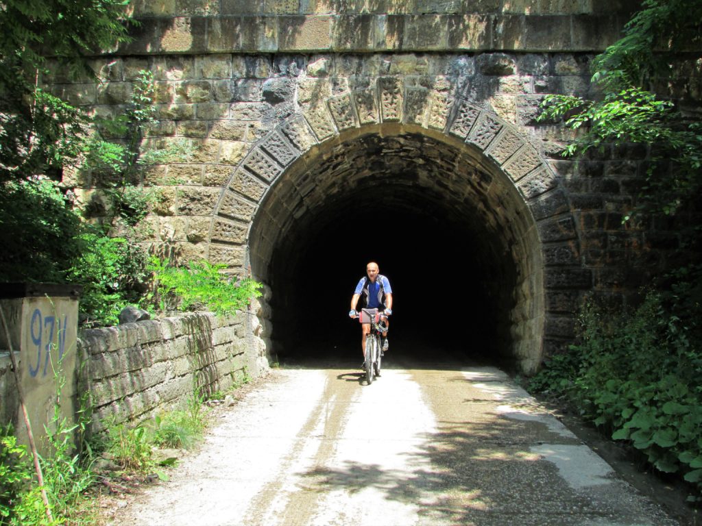 Stari tunel nekadašnje pruge uskog koloseka