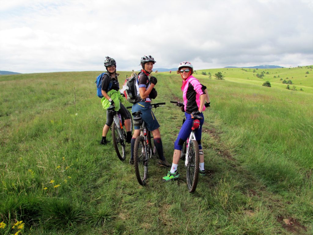 MTB vožnja zlatiborskim pašnjacima: Sneža, Milena i ja: uglavnom se "držimo" zajedno