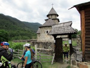 Nakon 8 km adrenalinskog spusta, evo nas ispred manastira Uvac
