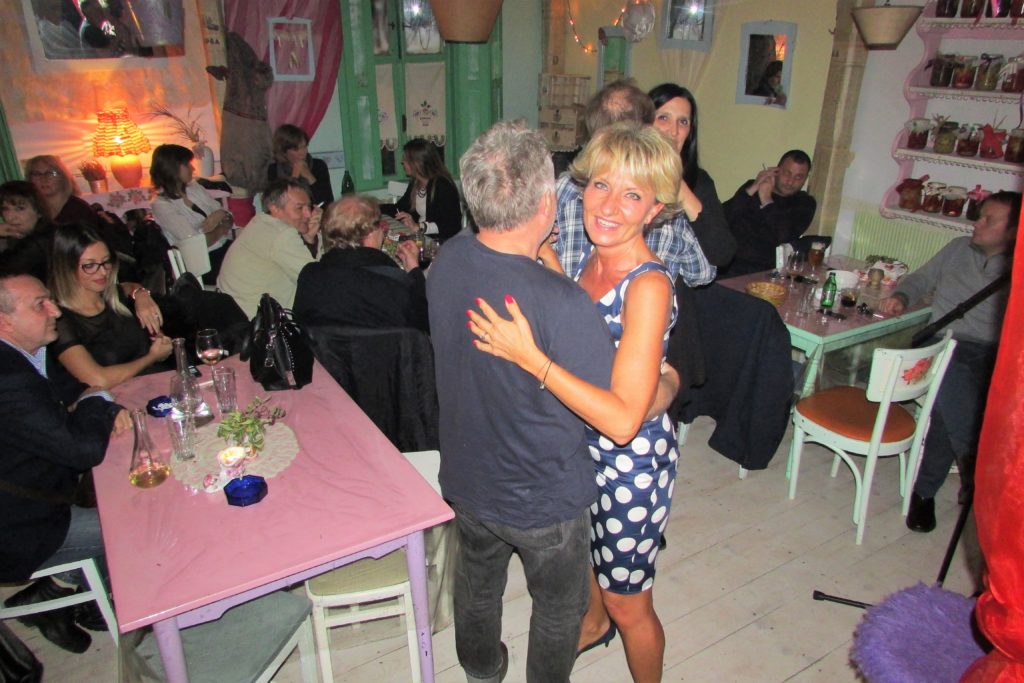 Martin Gancova kolica za malu Emicu: Mi plešemo, tralalala... Celi dan i noć...