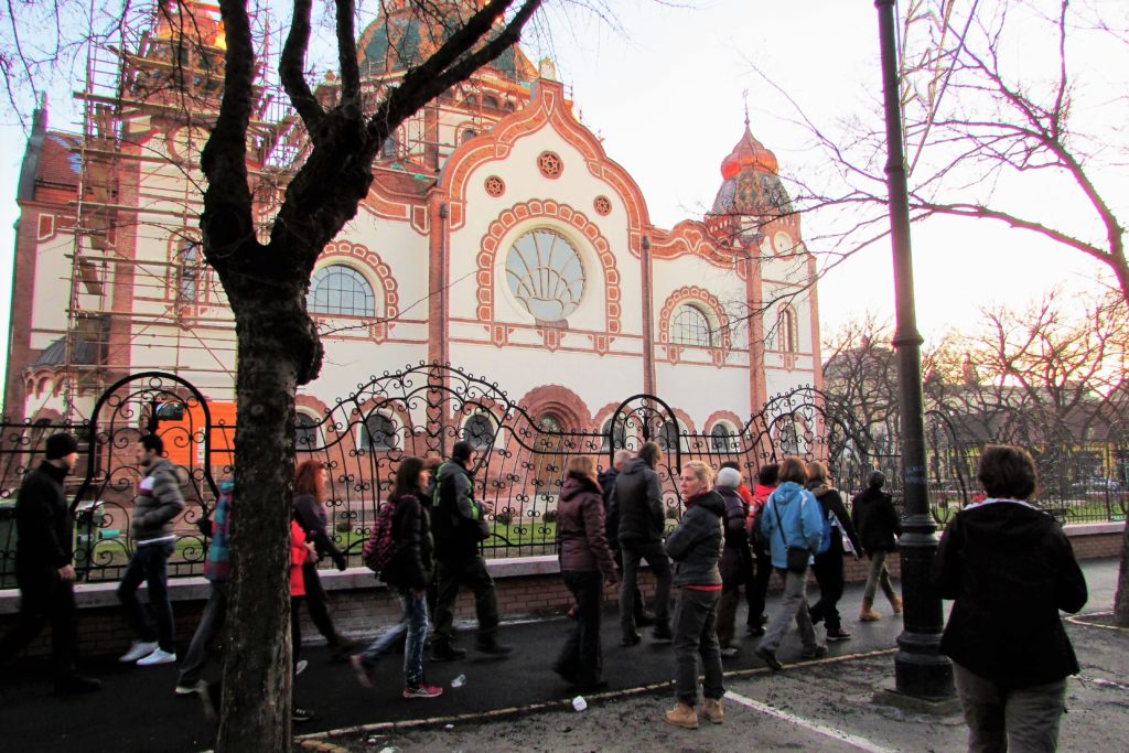 Beogradski planinari u šetnji Suboticom: ispred subotičke sinagoge, sagrađene 1902. godine, sada u rekonstrukciji