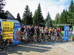 Čiker-maratonci ispred hotela "Panorama" na Zlataru
