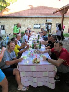 Zajednička večera ispred planinarskog doma na Sopotnici