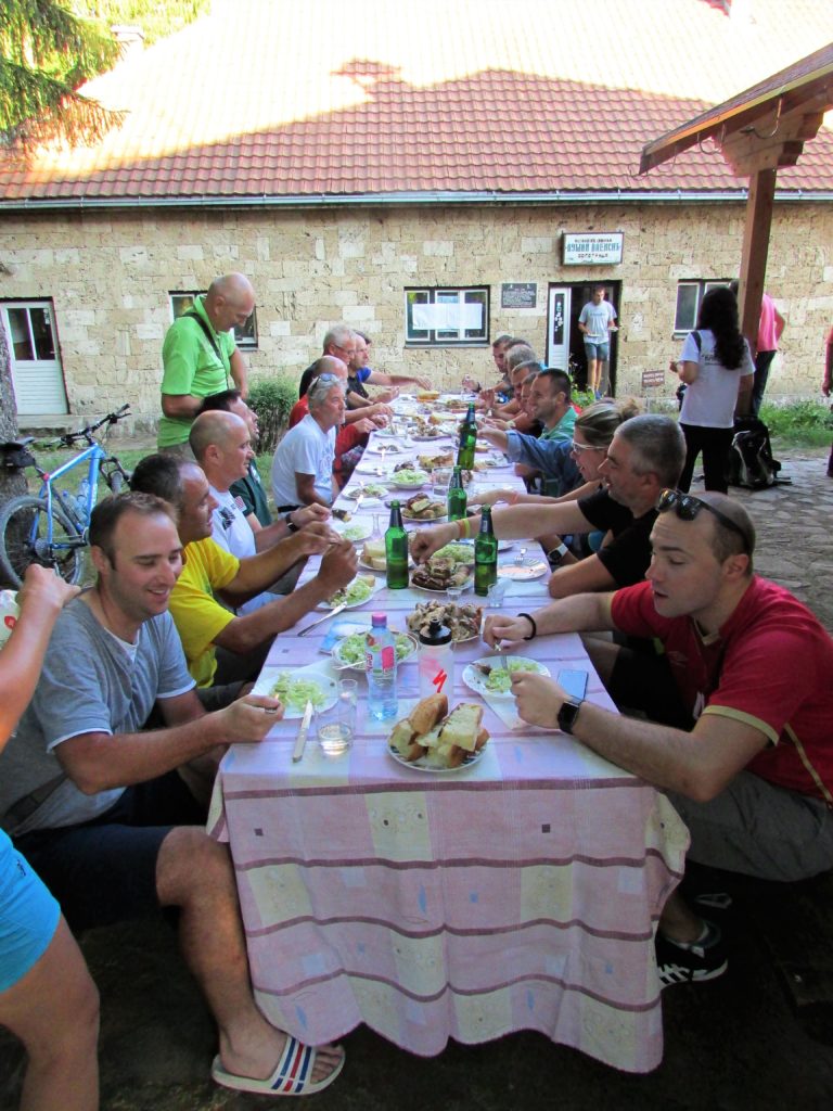 Zajednička večera ispred planinarskog doma na Sopotnici